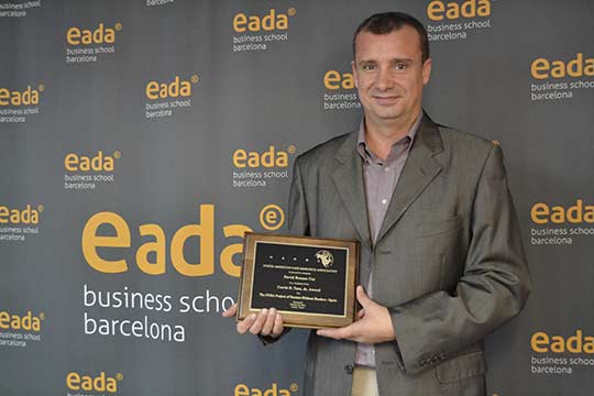 En la foto, David Roman en EADA, con la placa de Nacra que le acredita como el mejor investigador académico de 2013.
